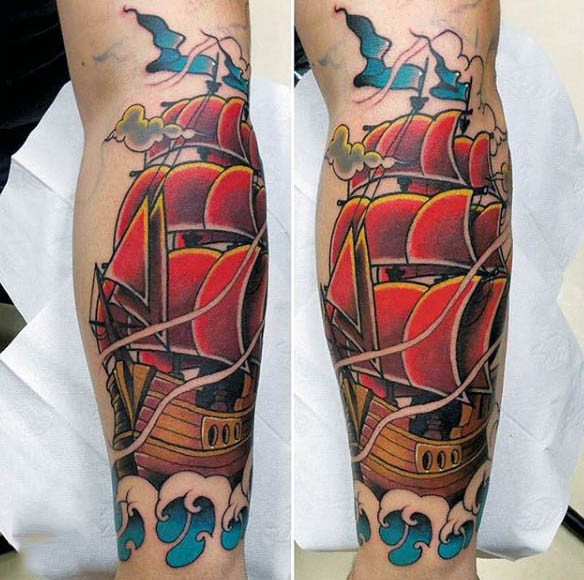 手臂旧学校彩色帆船纹身图案