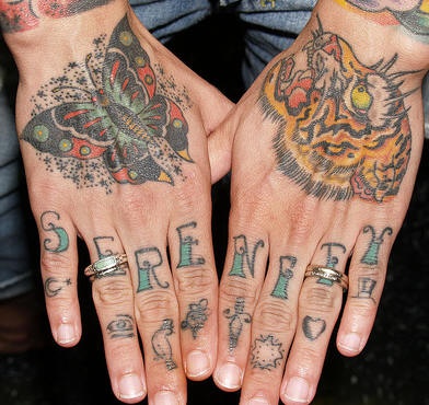 两只手背不同的蝴蝶老虎手指英文纹身图案