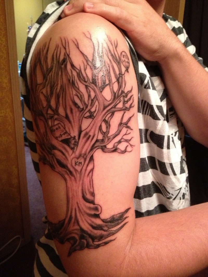 肩部棕色漂亮的大树纹身图案