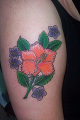 女性腿部彩色芙蓉花朵纹身图案
