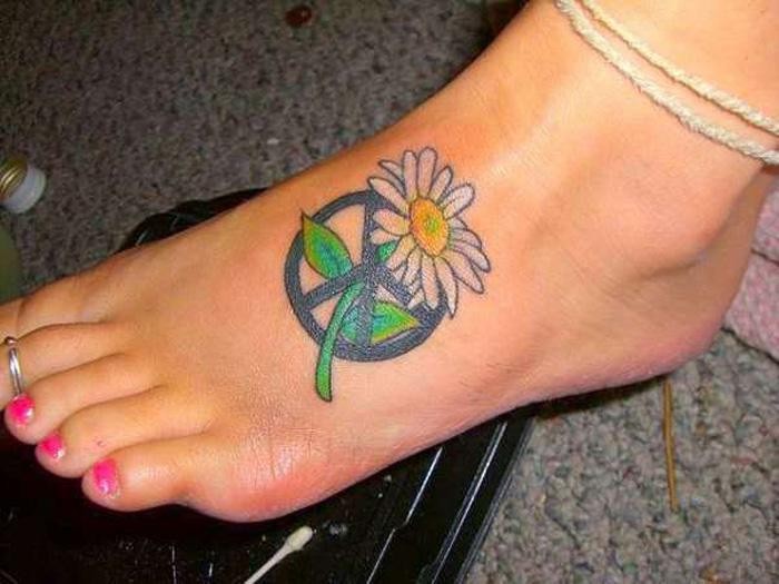 女性脚背彩色的小花纹身图案