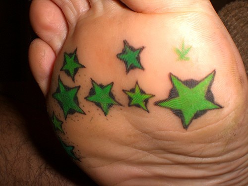 脚部彩色清新的五角星纹身图案