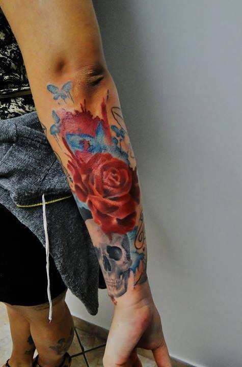 手臂彩色玫瑰花与骷髅纹身图案
