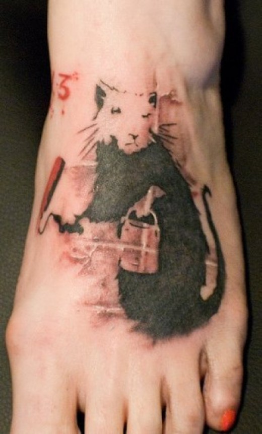 女性脚背黑白色老鼠纹身图案