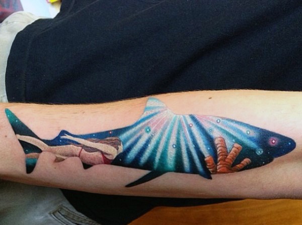 手臂彩色鲨鱼影象纹身图案