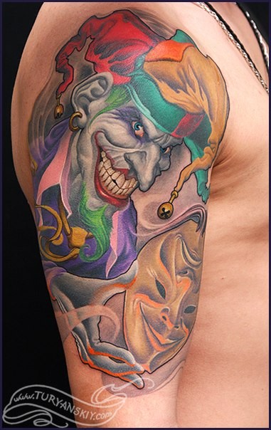 大臂邪恶的小丑面具纹身图案