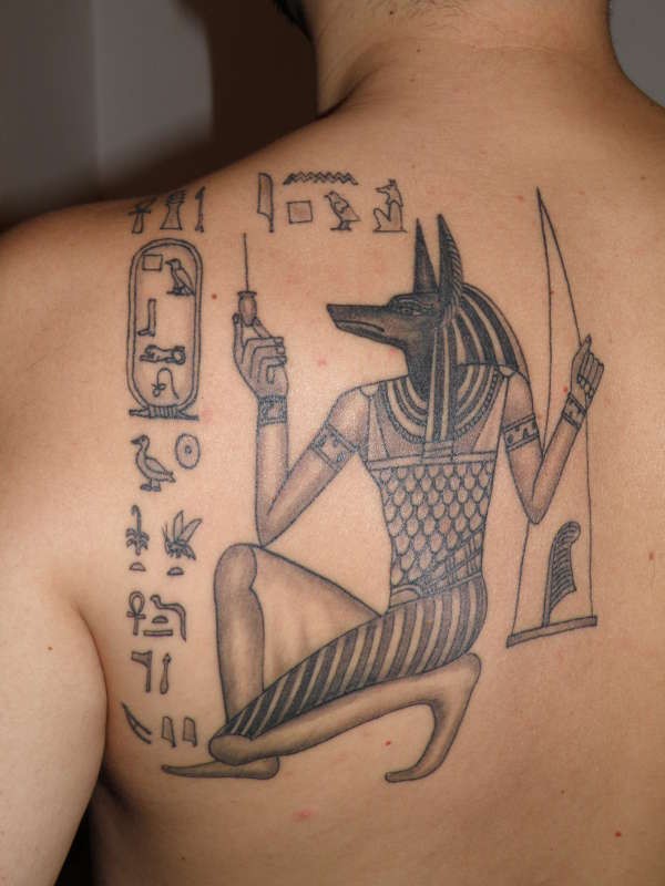 肩部埃及阿努比斯和图腾纹身图案