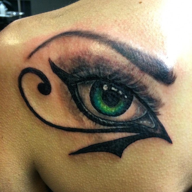背部绿色眼睛荷鲁斯之眼纹身图案