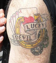 手臂彩色马蹄铁扑克牌和字母纹身图案