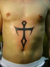 腹部黑色锋利的十字架纹身图案