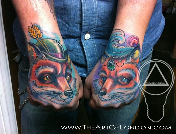 手背好看的彩色狐狸夫妇纹身图案