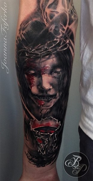 手臂彩色恐怖风格的妇女与血纹身图案