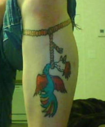 腿部彩色卡通吊死的鸡纹身图案