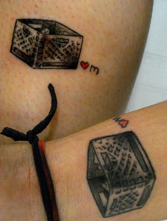 手腕上匹配的友谊方块纹身图案