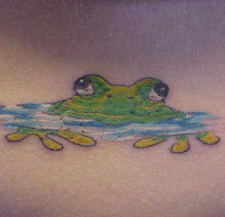 背部彩色青蛙浮水纹身图案