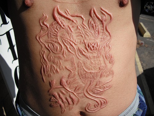 腹部可怕的割肉恶魔纹身图案