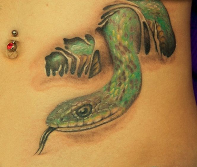 腰部彩色蛇爬出皮肤的纹身图案