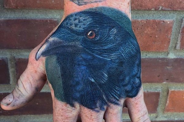 手背彩色逼真的乌鸦头像纹身图案