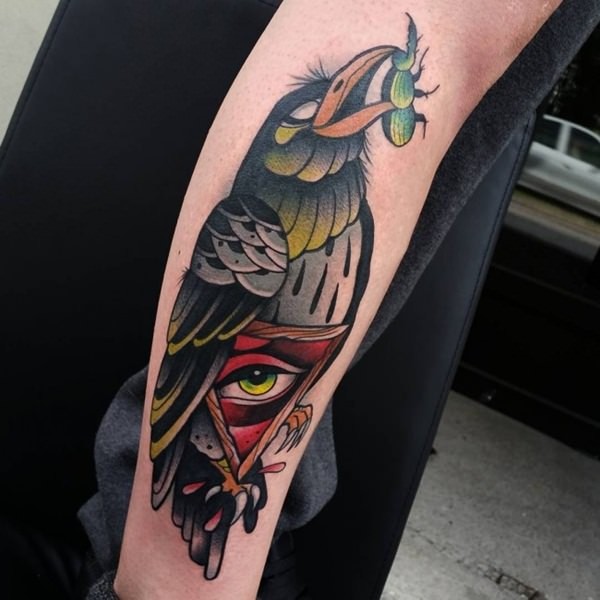 手臂彩色大乌鸦与三角眼纹身图案
