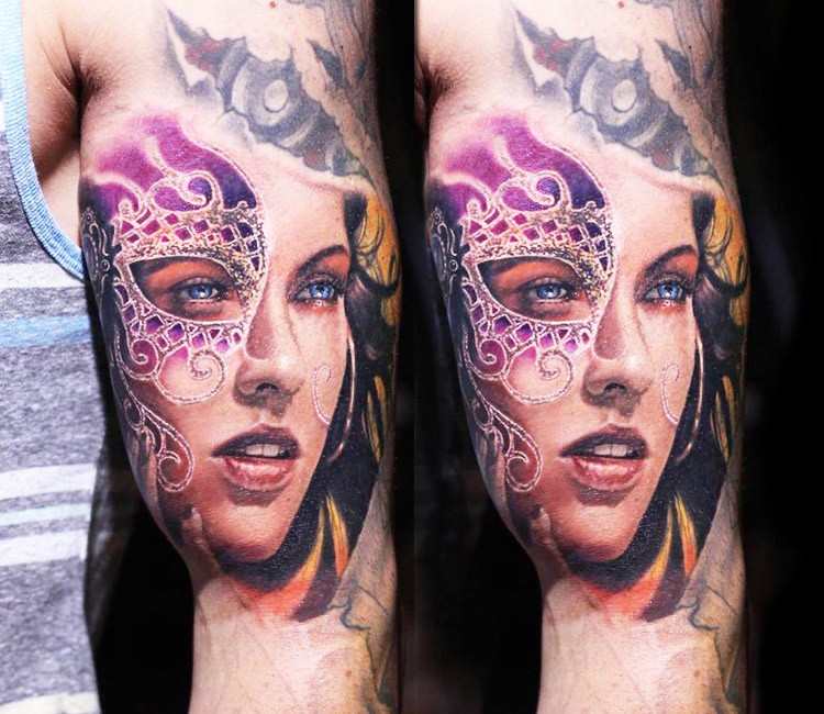大臂写实彩色女人带着面具纹身图案