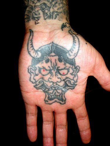 手掌心可怕的恶魔纹身图案