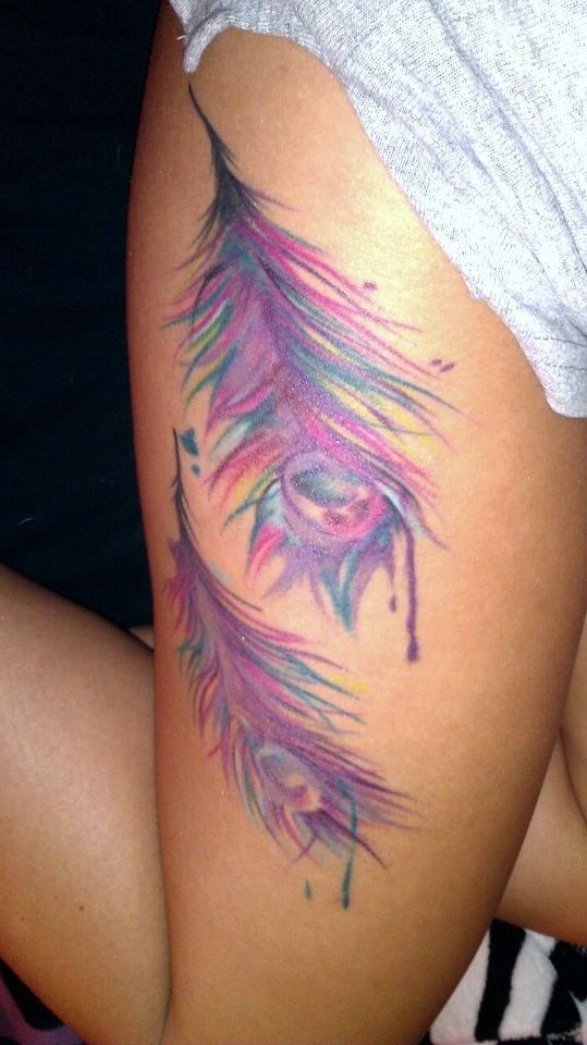 大腿粉色孔雀羽毛纹身图案