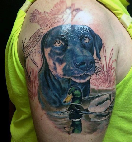 大臂现实主义风格彩色猎狗与鸭子纹身图案