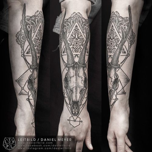 手臂羚羊头骨和神圣的符号几何纹身图案