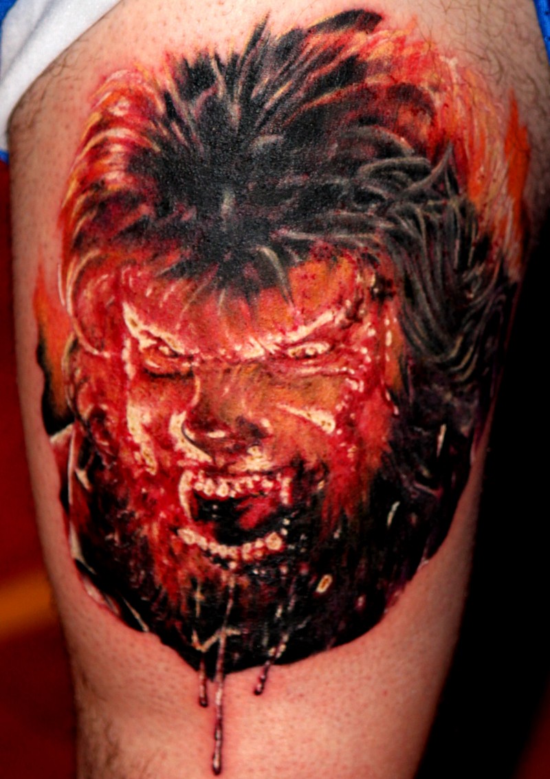 大腿逼真的邪恶狼人纹身图案