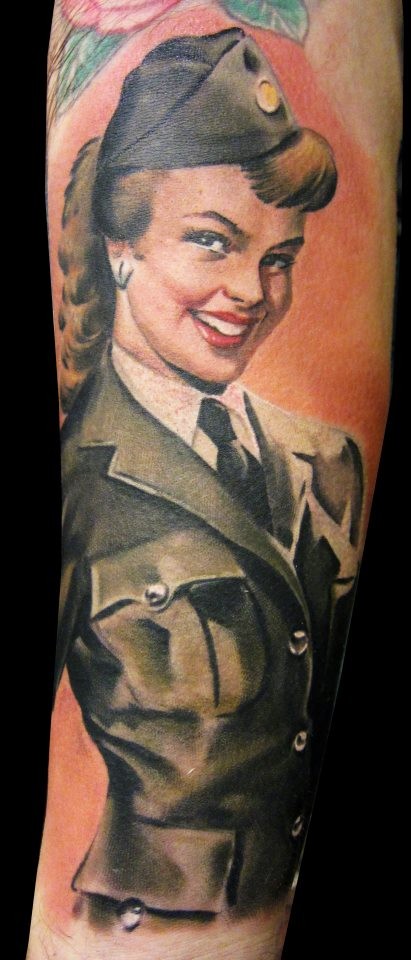 手臂彩色老式军用女孩纹身图案