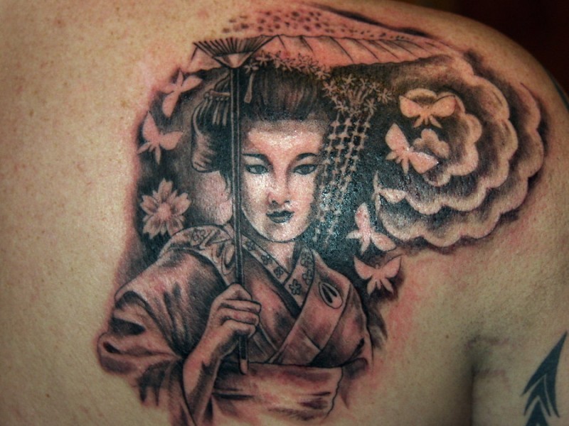 肩部棕色可爱的日本艺伎纹身图片