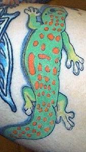 腿部彩色卡通两栖动物的纹身图案