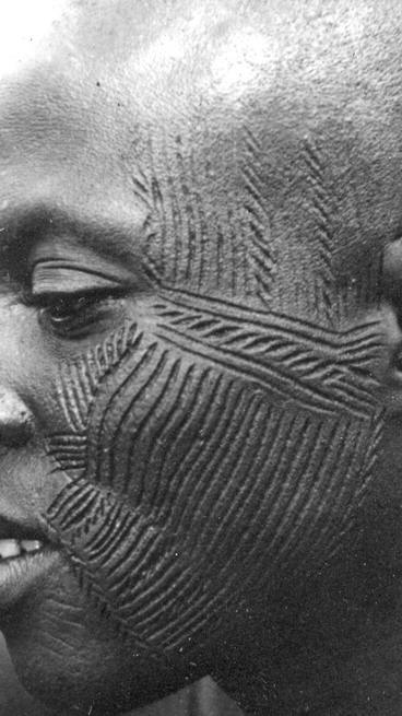 非洲妇女脸部割肉纹身图案