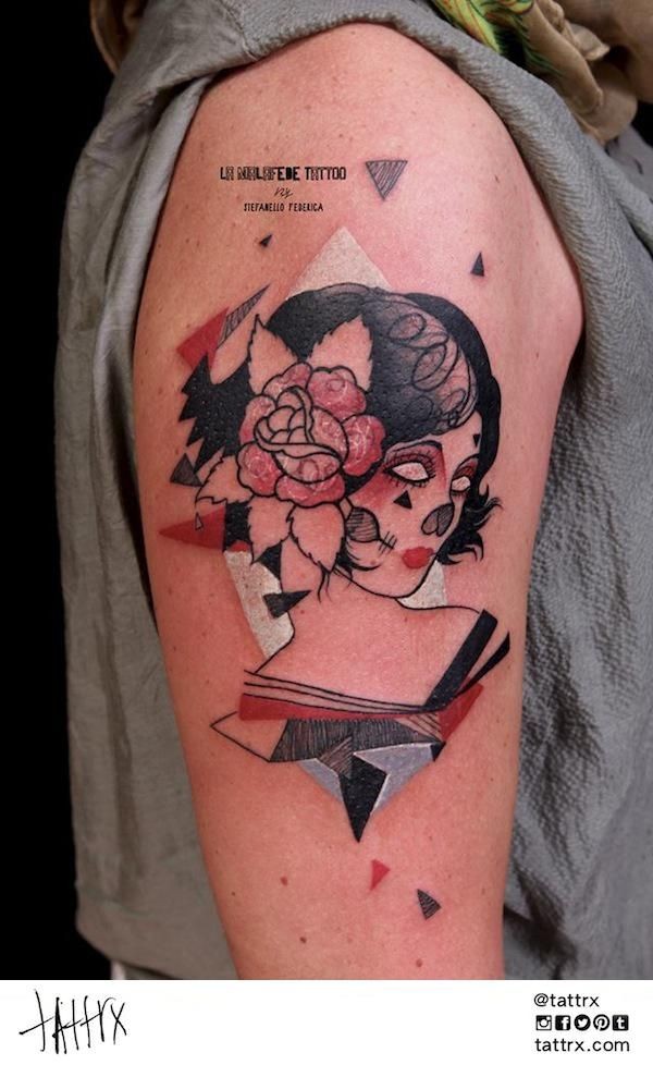 大臂old school女生头像和玫瑰纹身图案