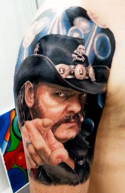 大臂有趣逼真的彩色音乐家肖像纹身图案