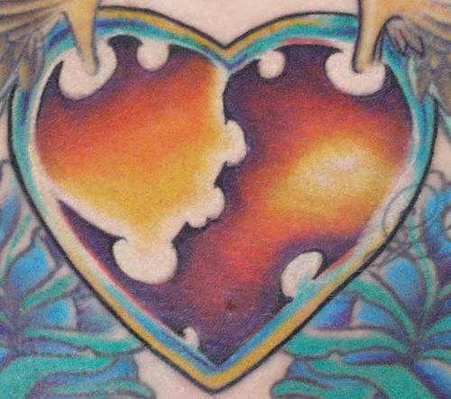 背部彩色超现实的爱心纹身图案