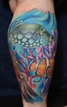 腿部彩色海洋中的奇妙鱼纹身图案