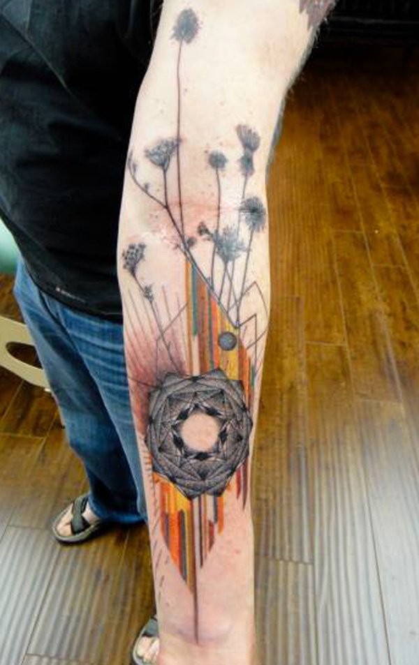 手臂五彩缤纷的野花和几何纹身图案