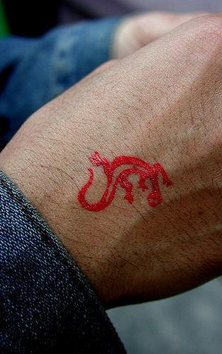 手部红色蜥蜴象征纹身图案