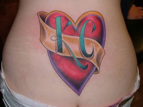 腹部彩色心形与情人的首字母纹身