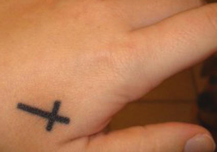 手背小清新十字架纹身图案