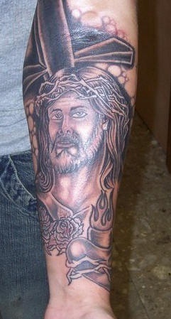 小臂十字架和耶稣玫瑰纹身图案