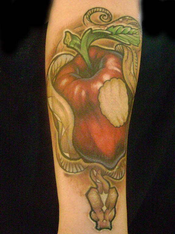 恶魔蛇和苹果纹身图案