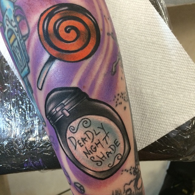 手臂彩色的小壶刻字与棒棒糖纹身图案