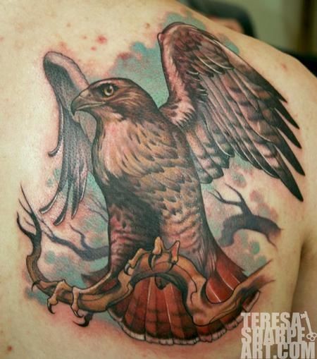 背部令人印象深刻的彩色鹰纹身图案