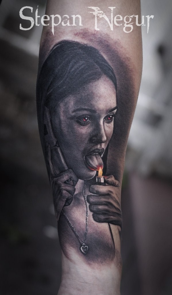 手臂彩色逼真的女人与打火机纹身图案