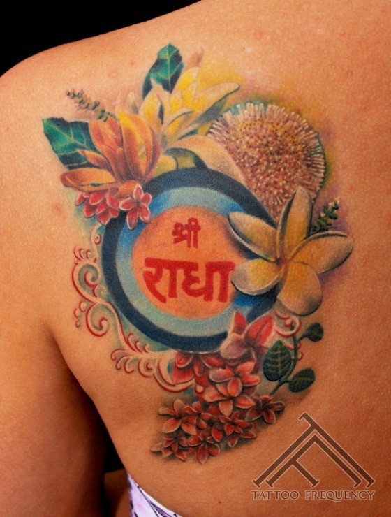 背部漂亮的各种花朵和字符纹身图案