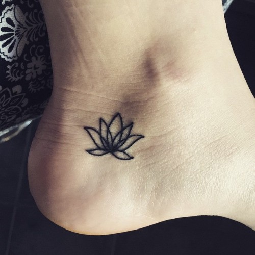 脚跟简单的莲花纹身图案