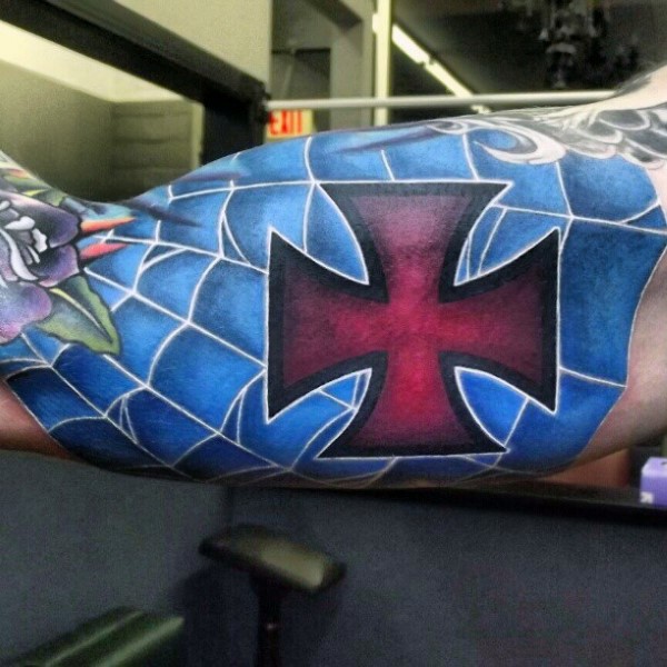 大臂红色十字架与蜘蛛网纹身图案