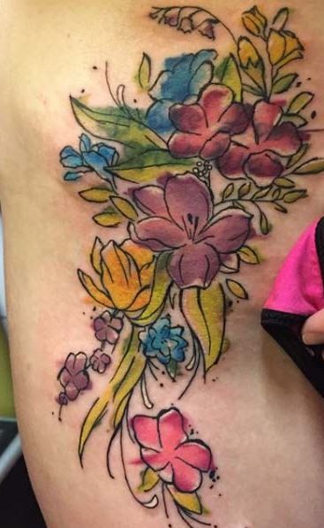 腰侧清新水彩色花朵纹身图案